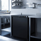 Gastro-Inox zwart stalen vriezer 200L onder RVS werktafel in professionele keuken